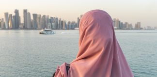 A i lejohet femrës muslimane të mbuluar të qëndroj pa shami para xhaxhit dhe dajës?