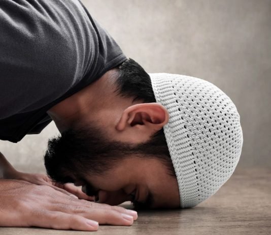 A pranohen namazet nëse ushqimi vie nga paratë haram?