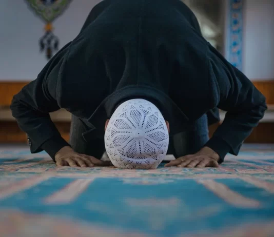 Kush fal pas namazit të akshamit njëzet rekate, atij i ndërtohet një shtëpi në xhenet” a është hadith autentik?