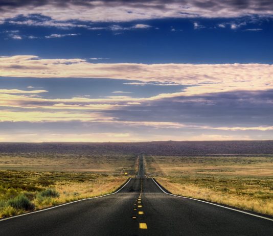 A i lejohet femrës muslimane të udhëtojë mbi 80 km pa kujdestar?