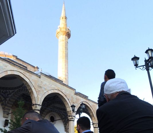 A lejohet për femrën muslimane me menstruacione të hyjë në xhami për të dëgjuar ligjëratë?