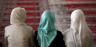 A është e ligjërueshme bërja e ikametit kur gratë falen bashkë?