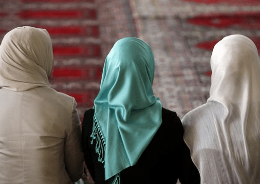 A është e ligjërueshme bërja e ikametit kur gratë falen bashkë?