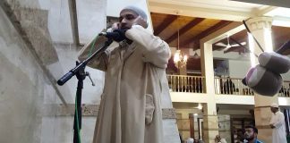 A është kusht që muezini ta thërrasë ezanin në këmbë?