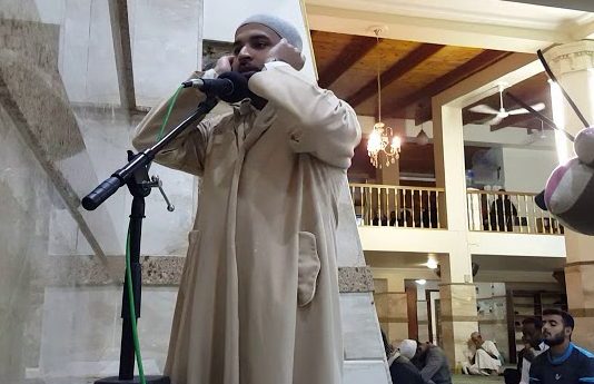 A është kusht që muezini ta thërrasë ezanin në këmbë?