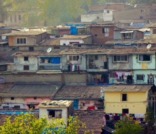 Ç’do të thotë nëse të shohin në ëndërr duke u fejuar në një vend të varfër?