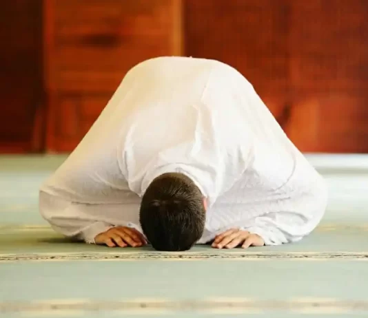 Në qoftë se harron njeriu ta recitojë elFatihan dhe fillonë ta recitojë ndonjë sure nga Kur’ani menjëherë pas lutjes hyrëse?