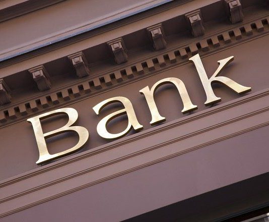 A lejohet puna në bankë?