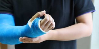 A lejohet mes’hi mbi fasho gjatë abdesit?