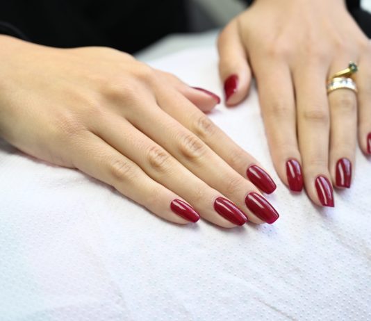 A lejohet të ngjyrosim flokët dhe thonjtë?