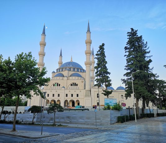 A janë dy rekatet në formë përshëndetëse për xhaminë sunet?