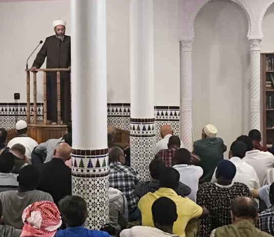 A lejohet të bësh me shenjë për qetësi gjatë hutbes?