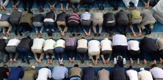 A lejohet të falin namazin në këtë mënyrë?