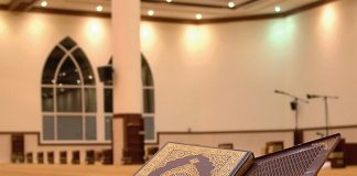 A lejohet ta vendosim Kuranin në tokë apo mbi sexhade?