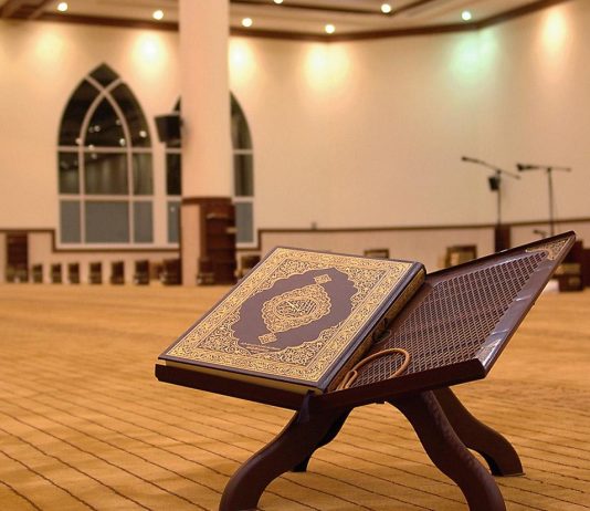 A lejohet ta vendosim Kuranin në tokë apo mbi sexhade?