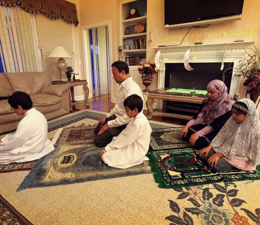 A konsiderohet saktë xhumaja e atij personi qe e fal atë me familjen e tij në shtëpi?