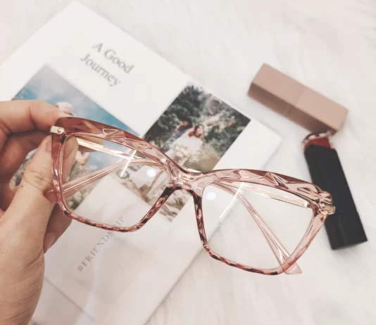 A i lejohet gruas muslimane të mbajë syze dielli?