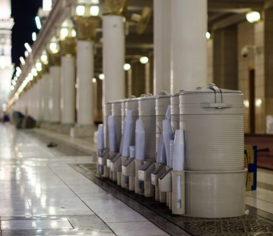 A lejohet transportimi i ujit Zemzem jashtë Mekës?