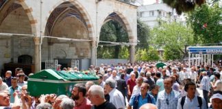 A lejohet që pasi të varroset i vdekuri të thirret ezani?