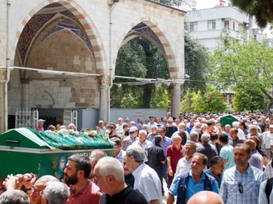 A lejohet që pasi të varroset i vdekuri të thirret ezani?
