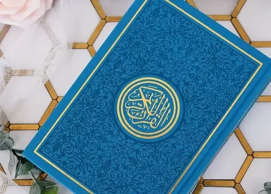 A lejohet që të lexoj gjysmën e sures në një rekat dhe gjysmën në rekatin tjetër?