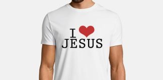 A lejohet veshja e rrobave në të cilat shkruan “I love Jesus”?