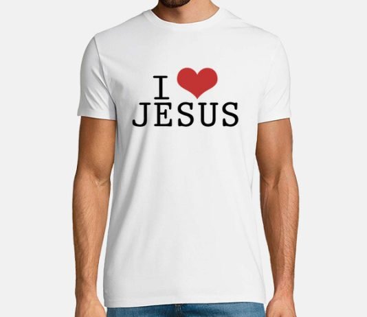 A lejohet veshja e rrobave në të cilat shkruan “I love Jesus”?