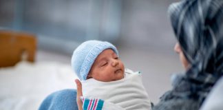 A i lejohet gruas shtatzënë t’i bashkojë namazet?