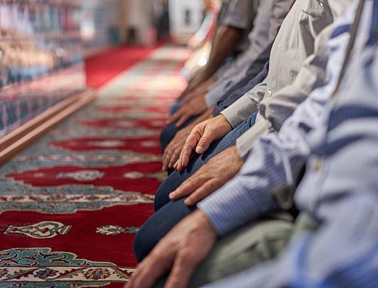 Namazet kaza që janë lënë pa asnjë arsyetim, a duhet të falen apo jo?