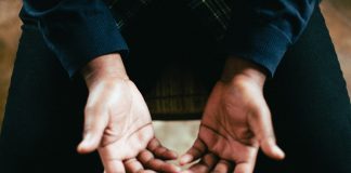 A lejohet të ngriten duart nga ana e xhematit për të thënë “Amin” në kohën kur imami bën dua në hutben e xhumasë?