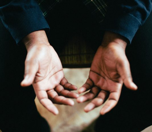 A lejohet të ngriten duart nga ana e xhematit për të thënë “Amin” në kohën kur imami bën dua në hutben e xhumasë?