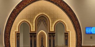 Namazliu që është lidhur pas imamit, a lejohet që të lexoj Kuran?