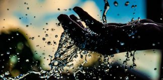 A duhet dhënë mes’h qafës gjatë abdesit?