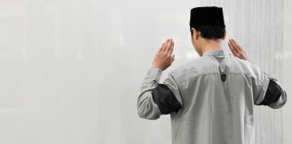 A lejohet të falet namazi me rroba që përmbajnë imazhe?