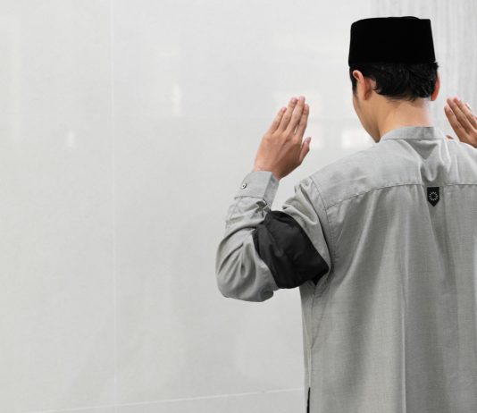 A lejohet të falet namazi me rroba që përmbajnë imazhe?