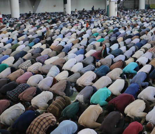 A na pranohet namazi i xhumasë nëse hyjmë në namaz duke qenë imami në teshehud?