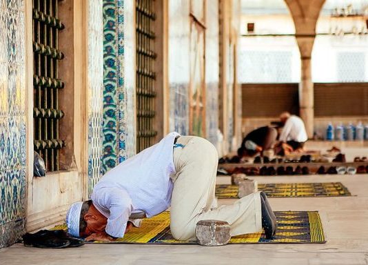 Cili është shpërblimi i atij që fal namazin me xhemat në xhami për 40 ditë?