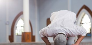 A i lejohet atij që ka kryer gjynahe të mëdha të bëhet imam i muslimanëve?