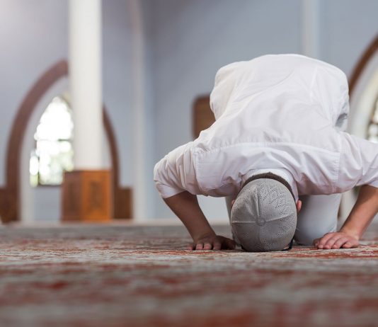 A i lejohet atij që ka kryer gjynahe të mëdha të bëhet imam i muslimanëve?