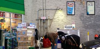 A lejohet bashkimi i namazeve në udhëtim?