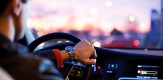 A i lejohet muslimanit ta shoqërojë me makinë gruan e vëllaut të tij?