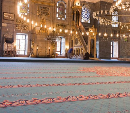 Çfarë gjykimi merr ngritja e zërit brenda në xhami?