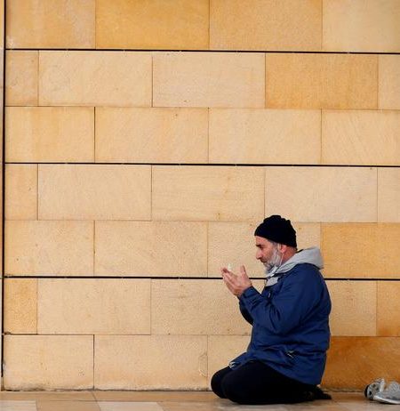 A lejohet për udhëtarin të bashkojë namazet pa i shkurtuar ato ose t’i shkurtojë pa i bashkuar?