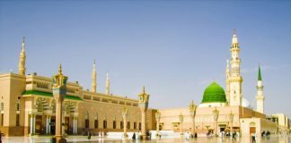 A lejohet falja e namazit në xhaminë profetike, ngase në të gjendet varri i Profetit ﷺ?