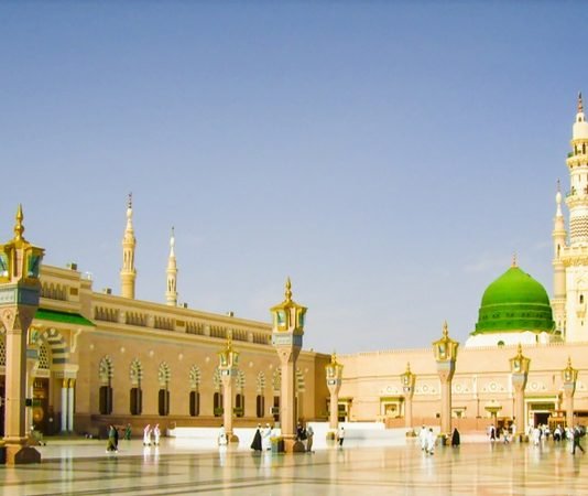 A lejohet falja e namazit në xhaminë profetike, ngase në të gjendet varri i Profetit ﷺ?