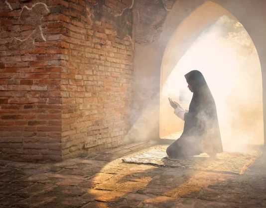 A më lejohet mua që të falë për nënën time namaz istihare?
