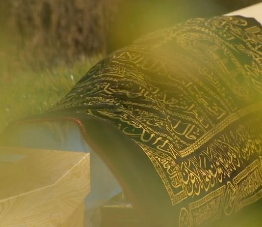 A duhet të marr abdes ai që e mban të vdekurin?