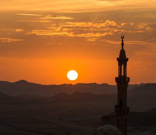 Çfarë domethënie ka hadithi “Islami ka filluar si i huaj dhe do të kthehet si i huaj ashtu siç ka filluar”?