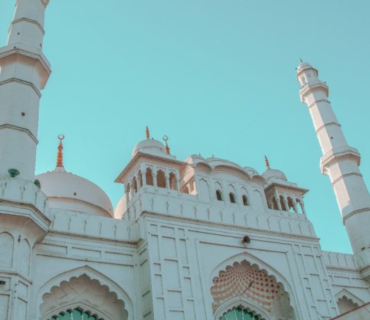 A i lejohet femrës hyrja në xhami gjatë kohës sa është me menstruacione?