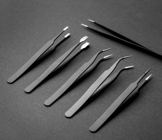 A lejohet shkulja dhe rregullimi i vetullave?